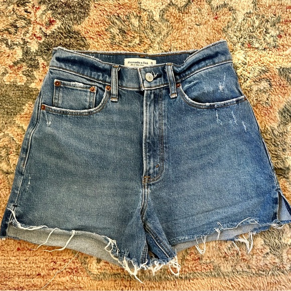 Abercrombie & Fitch Pants - Abercrombie The 4” Mom Short High Rise, size 25, medium wash